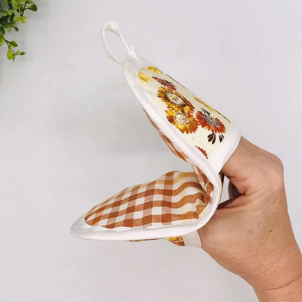 Set of 2 Finger Hotpad Potholders Neutral Strawflowers, 2 Piece Baking Set